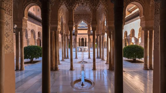 Granada: Tur berpemandu ke Alhambra, Istana & Taman Nasrid