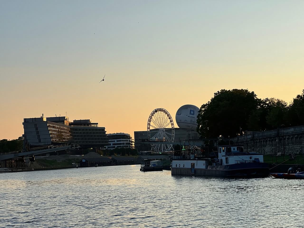 크라쿠프: 오디오 가이드와 함께하는 비스툴라 강 주간 또는 야간 크루즈
