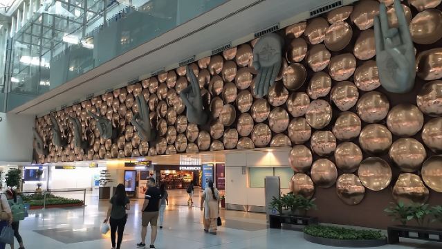 Layanan penyambutan dan pendampingan kedatangan di Bandara Delhi dengan opsi transfer pribadi.