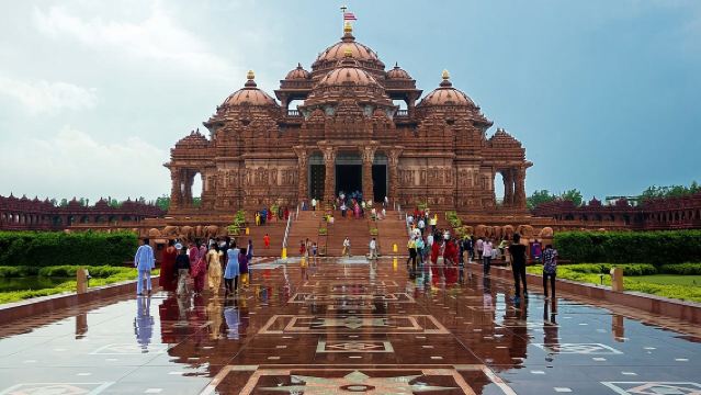 Delhi: Visits to Swaminarayan Akshardham with guide & transfers