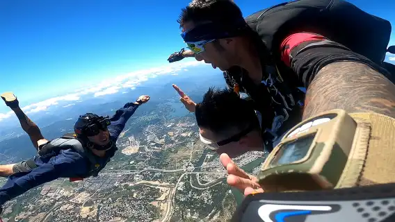 海南三亞樂東鶯歌海跳傘三亞海上海景跳傘中國國內4000公尺雙人高空跳傘【4000公尺跳傘+大片級攝影+影片剪輯】