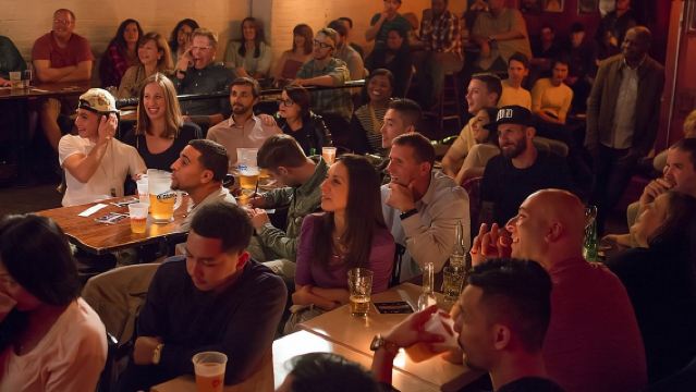 การแสดงตลกแบบสแตนด์อัพสดๆ ในไทม์สแควร์ ที่บรอดเวย์คอมเมดี้คลับ