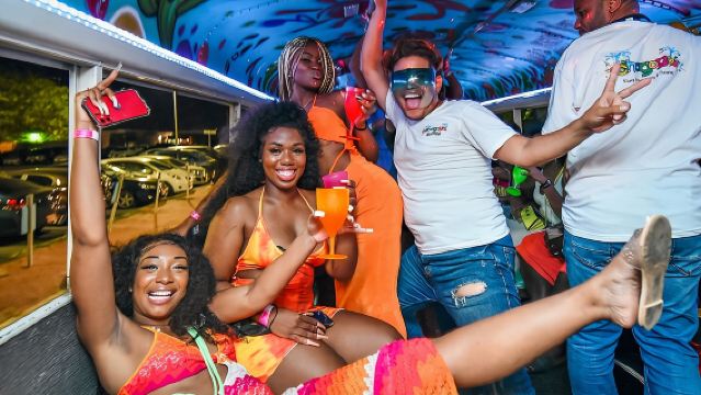 Recorrido en autobús con fiestas nocturnas + cócteles gratis, DJ, anfitrión y barman