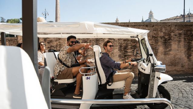 ทัวร์รถตุ๊กตุ๊กไฟฟ้าแบบส่วนตัวในโรม พร้อมโปรเซคโก้และการรับส่ง