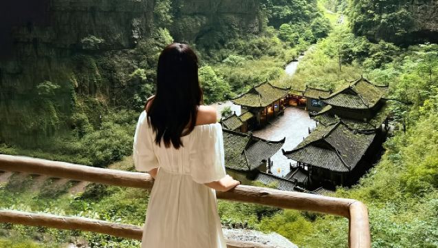 重慶-武隆日帰りツアーアクティビティ【往復交通+天生三橋入場チケット+龍水峡地縫入場チケット+乗り換え料金+ガイド+昼食】