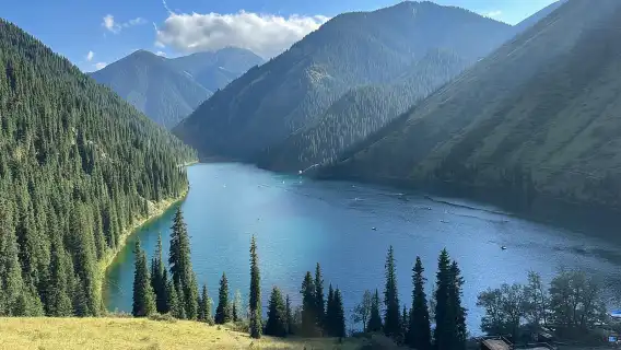 อัลมาตี: ทะเลสาบ Kaindy และ Kolsai พร้อมทัวร์ Black Canyon 1 วัน