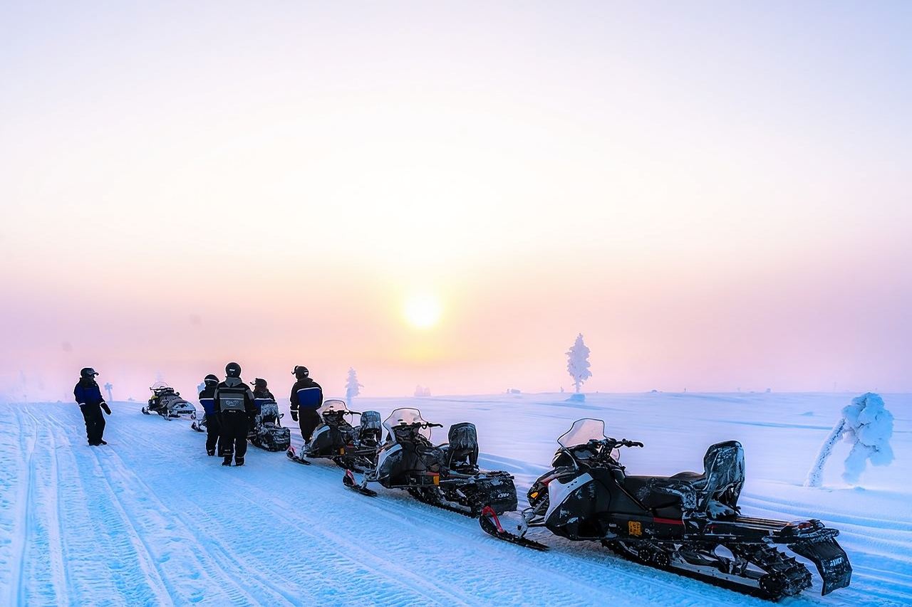ノルウェー・トロムソのスノーモービルバイクライド体験(市内集合地点往復送迎付き)