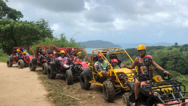Großer Buddha auf dem Gipfel des Berges in Phuket, Gelände-ATV mit Allradantrieb, Gelände-Geländewagen