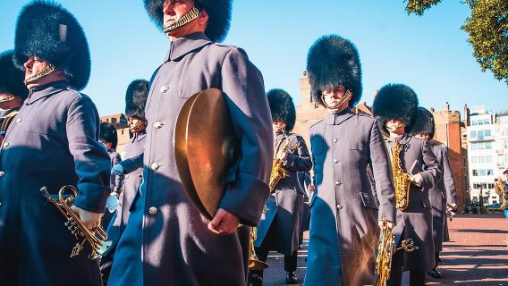 ทัวร์เดินชมราชวงศ์อังกฤษ พร้อมชมพิธีเปลี่ยนเวรทหารรักษาพระองค์!