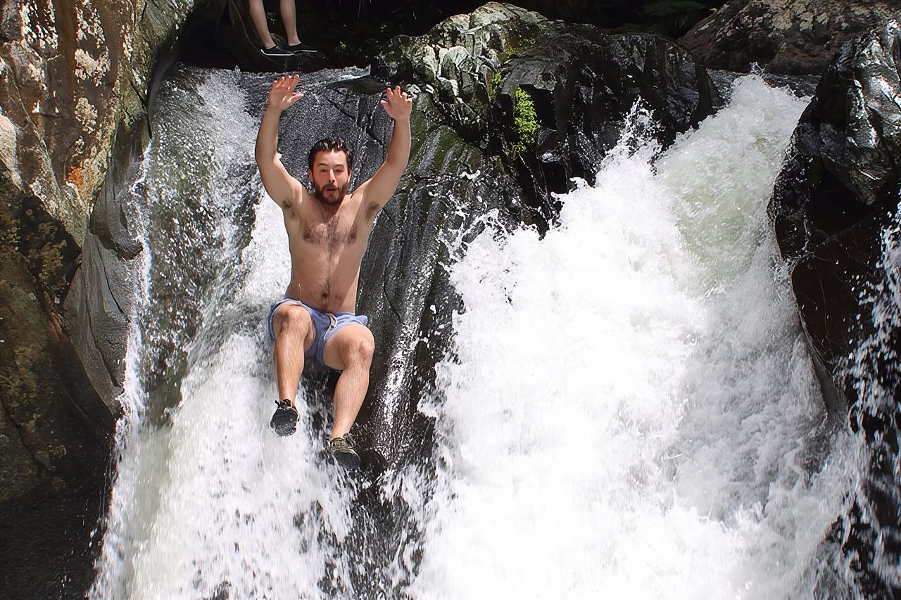 少人数グループ向けエル・ユンケ・ウォータースライド・アドベンチャーと送迎