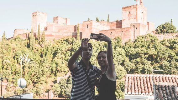 Golden Hour di Granada: Sunset Walking Tour dengan Play Granada
