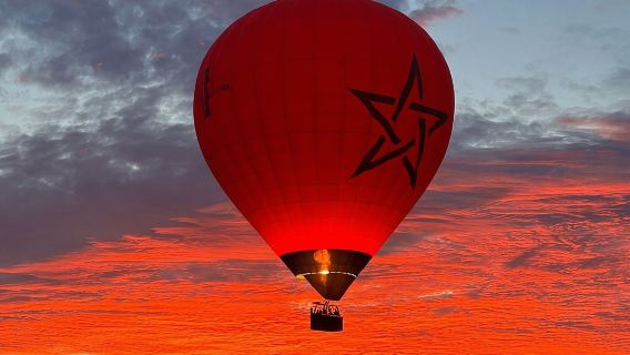 Volo in mongolfiera nel deserto con giro in cammello