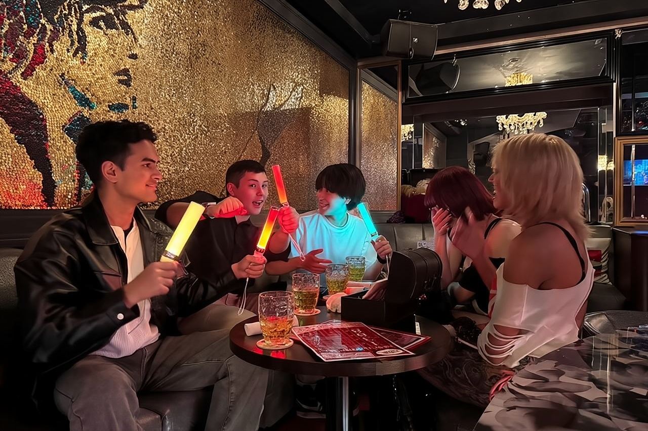 Tokyo, Shinjuku - Esplorazione della notte nel quartiere che non dorme: tour dei caratteristici vicoli dei bar + spettacolo dal vivo