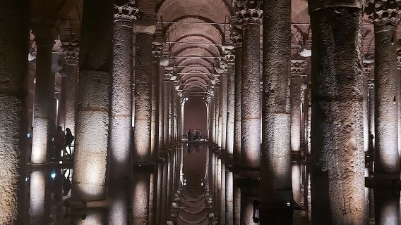 ツアーガイドのヌリ・エルバイ氏によるプライベート地下聖堂ツアー