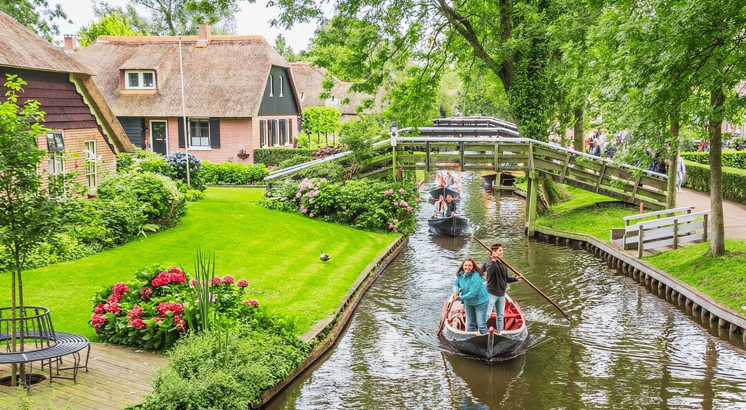 From Amsterdam: Giethoorn Guided Day Trip with Canal Cruise