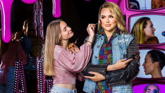 Canal + Royal Palace + Madame Tussauds + Red Light District Amsterdam Centrum + Blauwbrug Day Tour