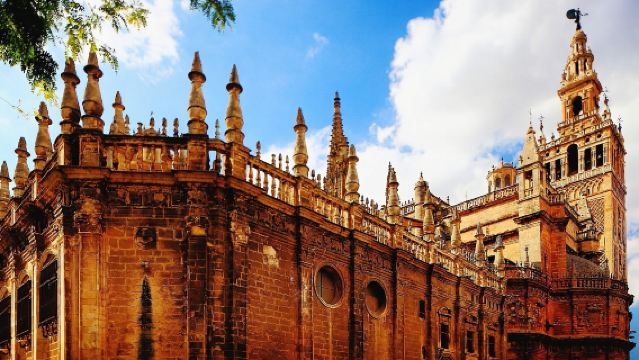Lawatan sehari di bandar Sevilla + pilihan tarikan + pemandu pelancong tempatan + pakej untuk satu keluarga