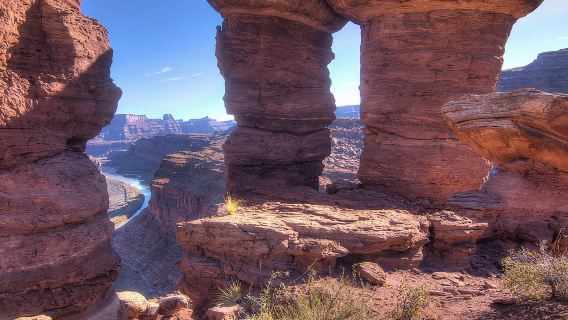 เส้นทาง White Rim ในอุทยานแห่งชาติ Canyonlands โดยรถขับเคลื่อน 4 ล้อ