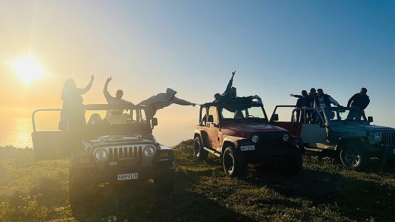 Tour en caravana por la tarde en Santorini con Jeep Wrangler