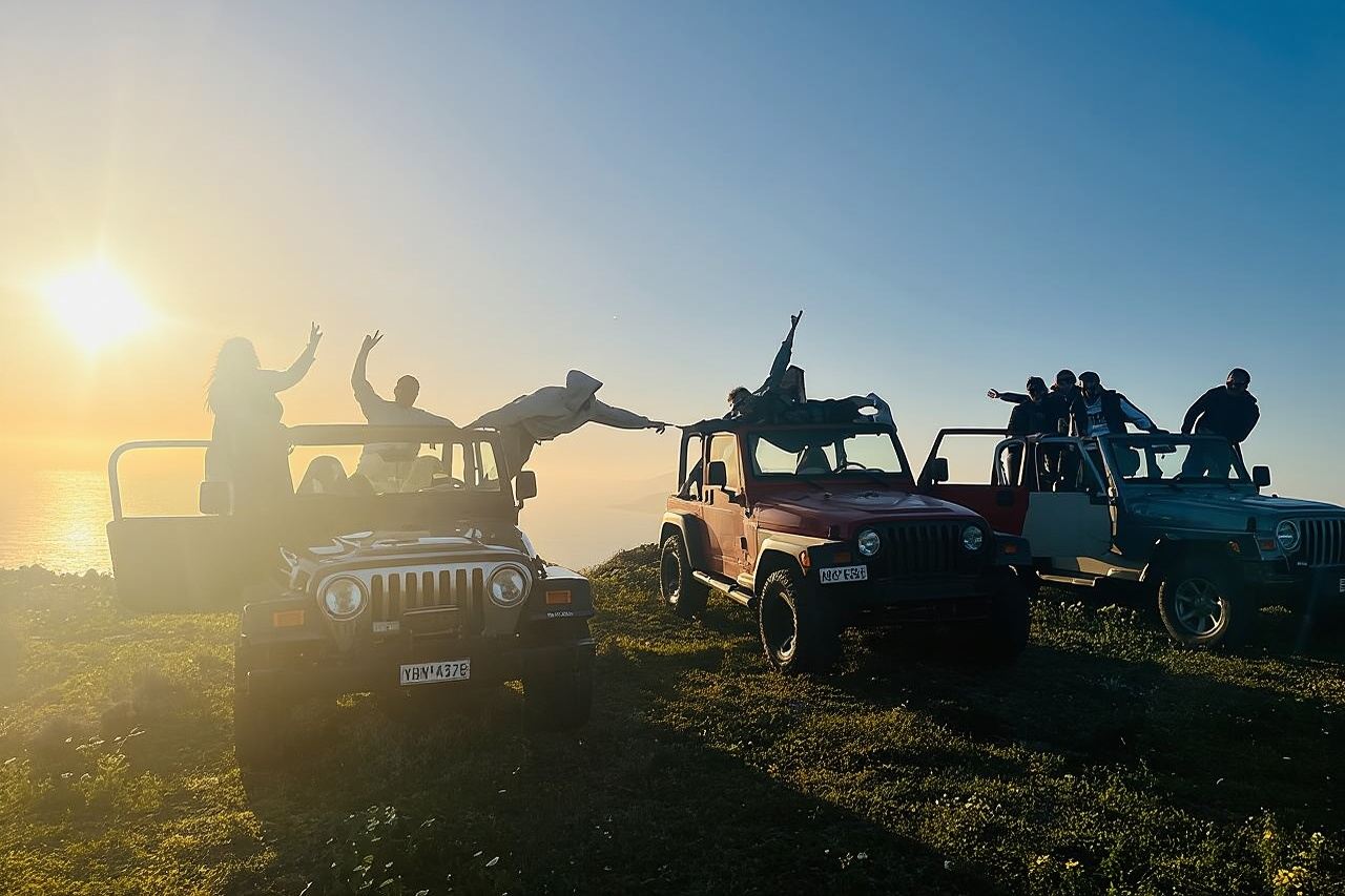 Tour en caravana por la tarde en Santorini con Jeep Wrangler