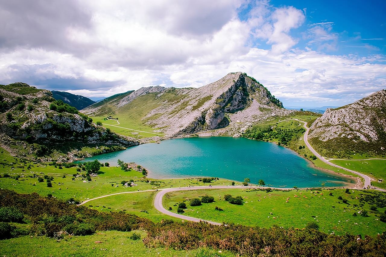 Lakes of Covadonga, Onis Cangas and Ballasts Tour from Oviedo