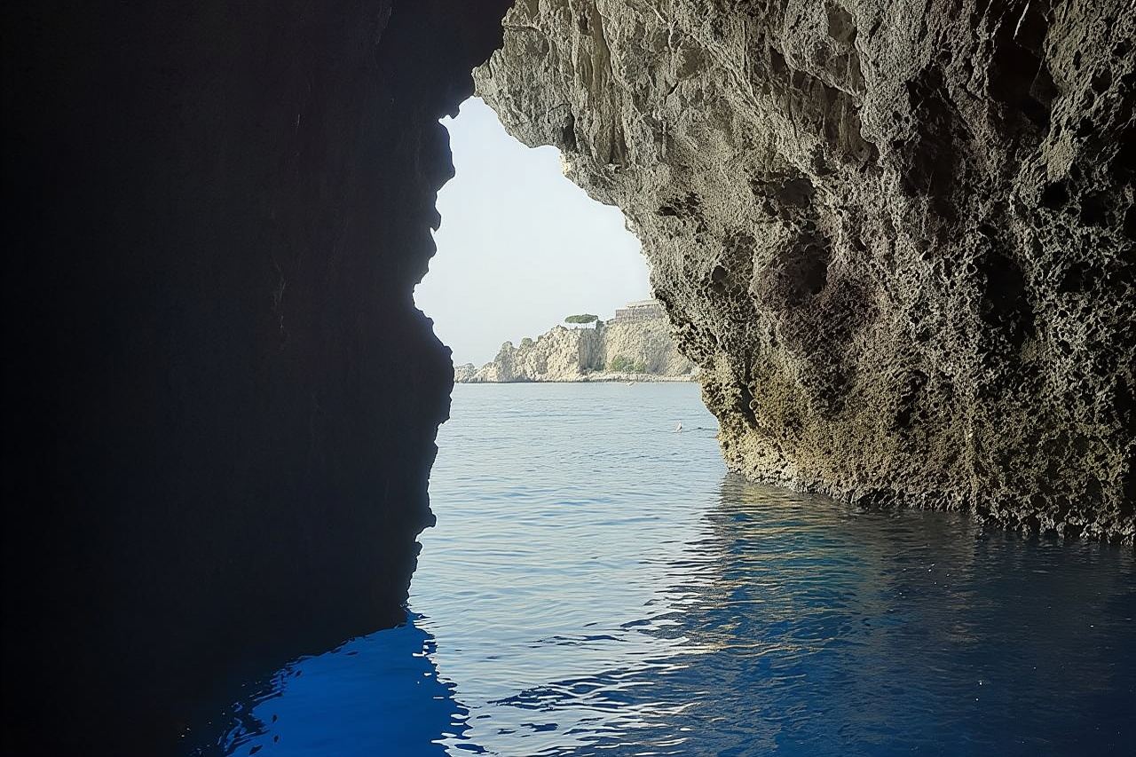 Excursión de 2 horas a la Gruta Azul de Taormina en Isola Bella