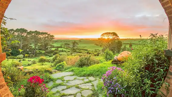 ทัวร์หนึ่งวันชมหมู่บ้านฮอบบิทและถ้ำโกลว์เวิร์มในนิวซีแลนด์ [กลุ่มเล็กพร้อมอาหารกลางวันและตั๋ว Green Dragon บริการรับส่งถึงหน้าประตูบ้าน]