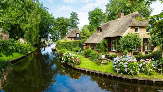 1-day tour to Giethoorn with luxury bus, ample free time and 1-hour cruise