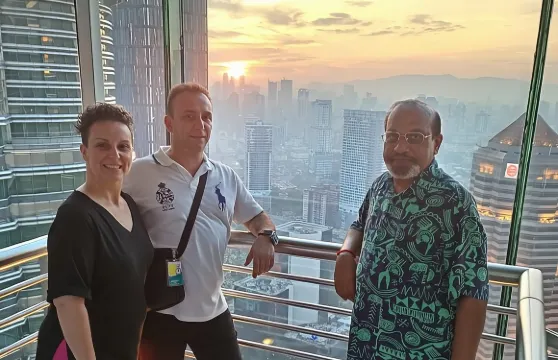 在標誌性的吉隆坡雙子星大樓體驗高空用餐