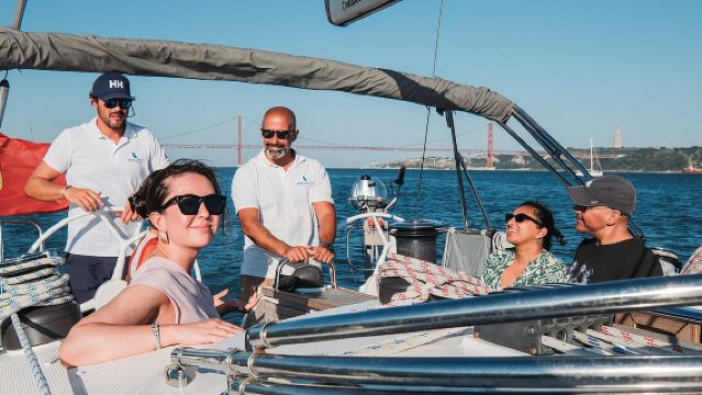 Navegación al atardecer en grupo reducido en Lisboa de 2h - Comentarios en directo y una bebida
