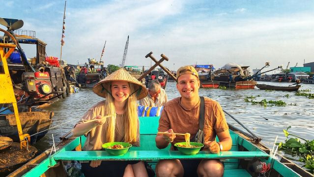 가장 큰 수상 시장, 야생의 작은 운하 시스템 및 유기농 코코아