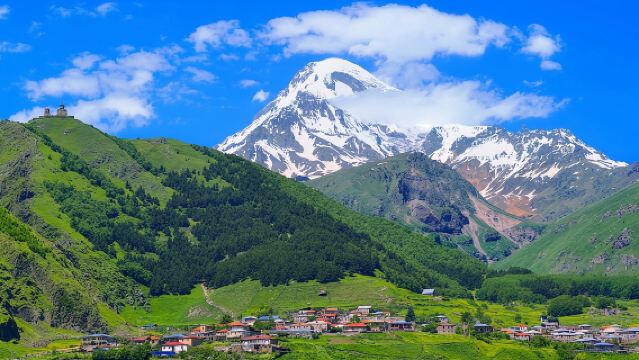 Day Trip to Gudauri and Kazbegi Including 4WD