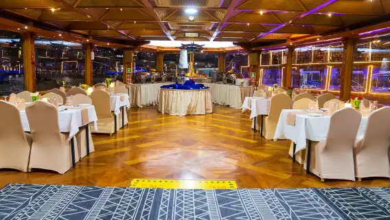 杜拜碼頭晚餐遊船體驗，享用國際自助餐、現場音樂與旋轉舞表演