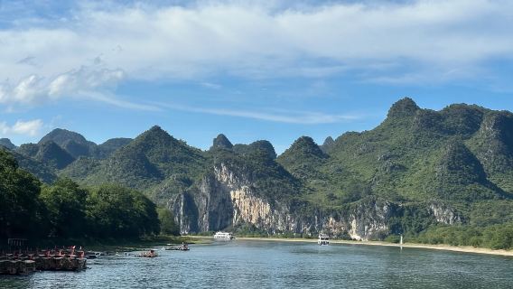 กุ้ยหลิน ล่องเรือ 3 ดาวแม่น้ำหลีเจียง (สัมผัสภาพวาดทิวทัศน์ 360° + ปลดล็อกความงามของแม่น้ำหลีเจียง + งานเลี้ยงแห่งทิวทัศน์ธรรมชาติ)