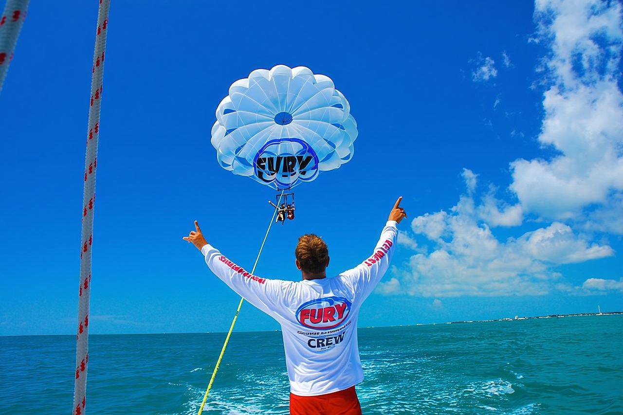 Avventura di parasailing a Key West sulle acque color smeraldo