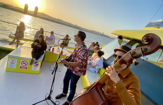 巴塞羅那日落時分的環保雙體船航行之旅