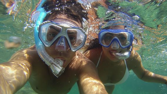 Hiking and snorkeling around an island in Marseille