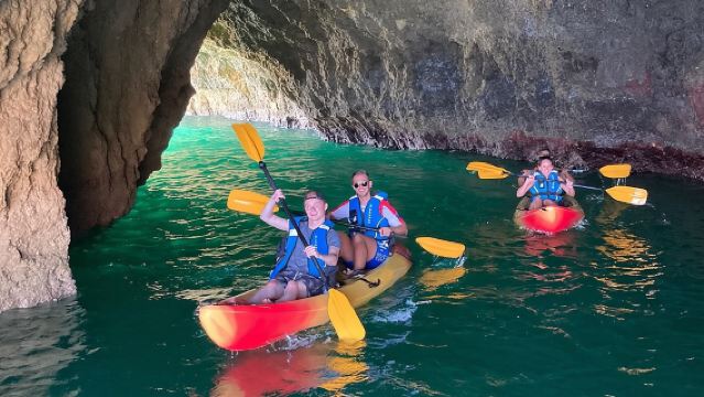 Kajaktocht naar de grotten van Albufeira – verborgen stranden en kliffen