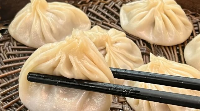 西安美食風味秘聞：回民街與灑金橋美食夜間徒步之旅