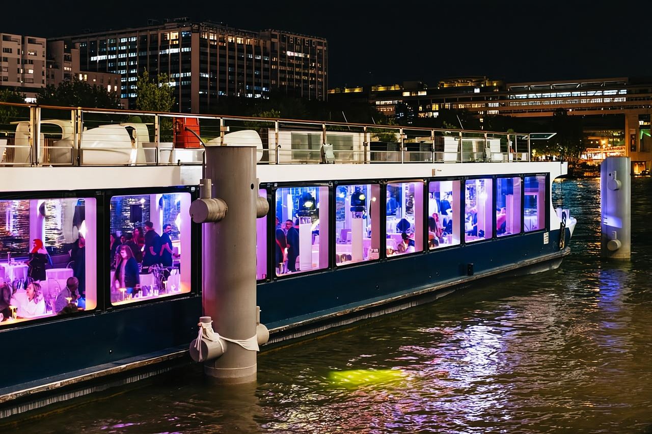 Paris: Seine river Dinner Cruise with 3-Course Gourmet Menu