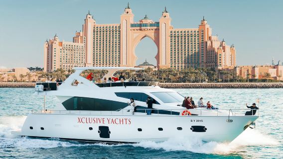 Dubai Marina: Recorrido en yate de lujo con desayuno o opción de barbacoa