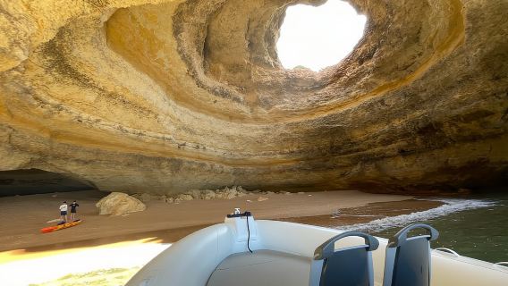 Albufeira: crociera in barca per ammirare la grotta di Benagil e i delfini