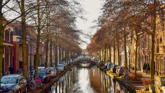 Self-guided Discovery Walk in Delft secret alleys and blue ceramics