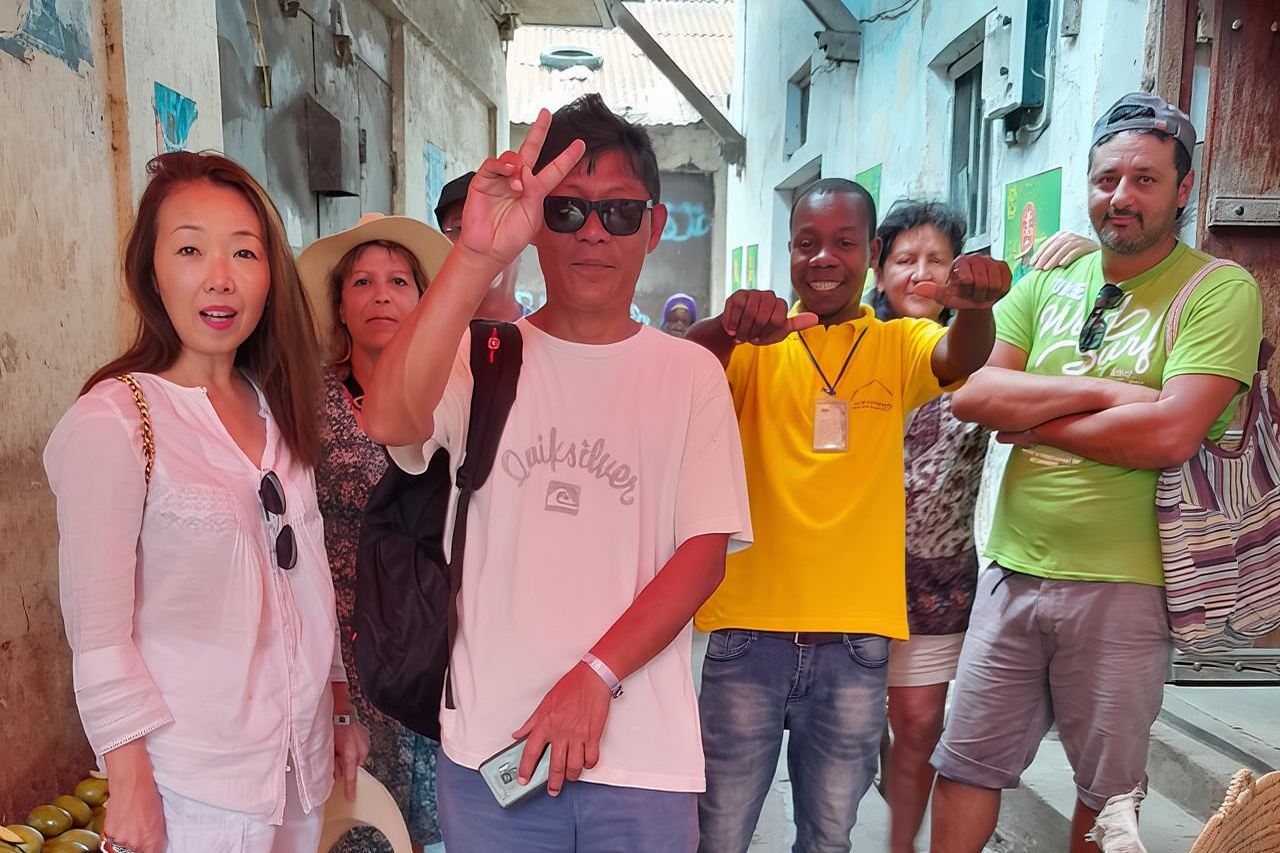 Đi bộ tham quan thành phố ở đảo Zanzibar