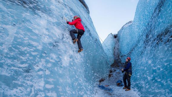 Fai un'escursione o un'arrampicata sul ghiaccio del ghiacciaio Sólheimajökull in Islanda con un servizio di auto privata o di trasferimento da Reykjavik