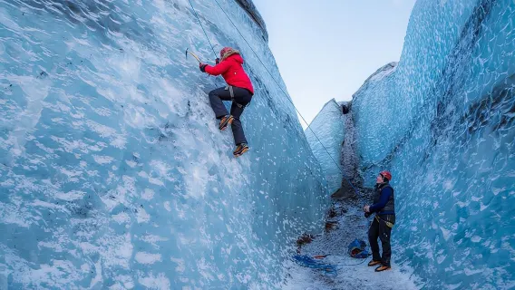 Escursione sul ghiacciaio Sólheimajökull o esperienza di arrampicata su ghiaccio [opzione di andata in auto o trasferimento da Reykjavík]