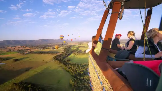 Sydney Hunter Region 45–60 min hot air balloon ride (includes champagne breakfast/sunrise viewing/Mon–Sat Sydney city transfers)