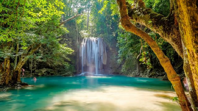 Tour zu den Erawan-Wasserfällen und der Brücke am Kwai-Fluss ab Bangkok