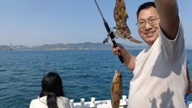 Dalian Yacht Cruise: 43ft Luxury Fishing Yacht in Xinghai Bay – Private Charter for Fishing, Seagull Feeding & Sightseeing