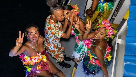 Fiesta en barco Noche Blanca: Cena buffet, baile y barra libre